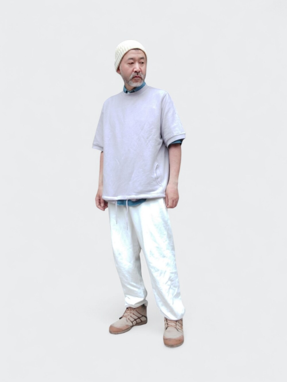 パープル系のTシャツ/カットソー、ホワイト系のスウェットパンツ、ベージュ系のスニーカーを着用したメンズの春コーディネートの3枚目の写真