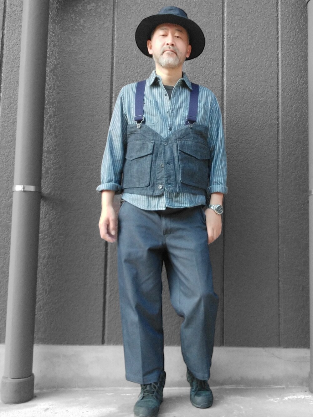 ブルー系のベスト、ブルー系のその他パンツ、ブルー系のハットを着用したメンズの春コーディネートの4枚目の写真