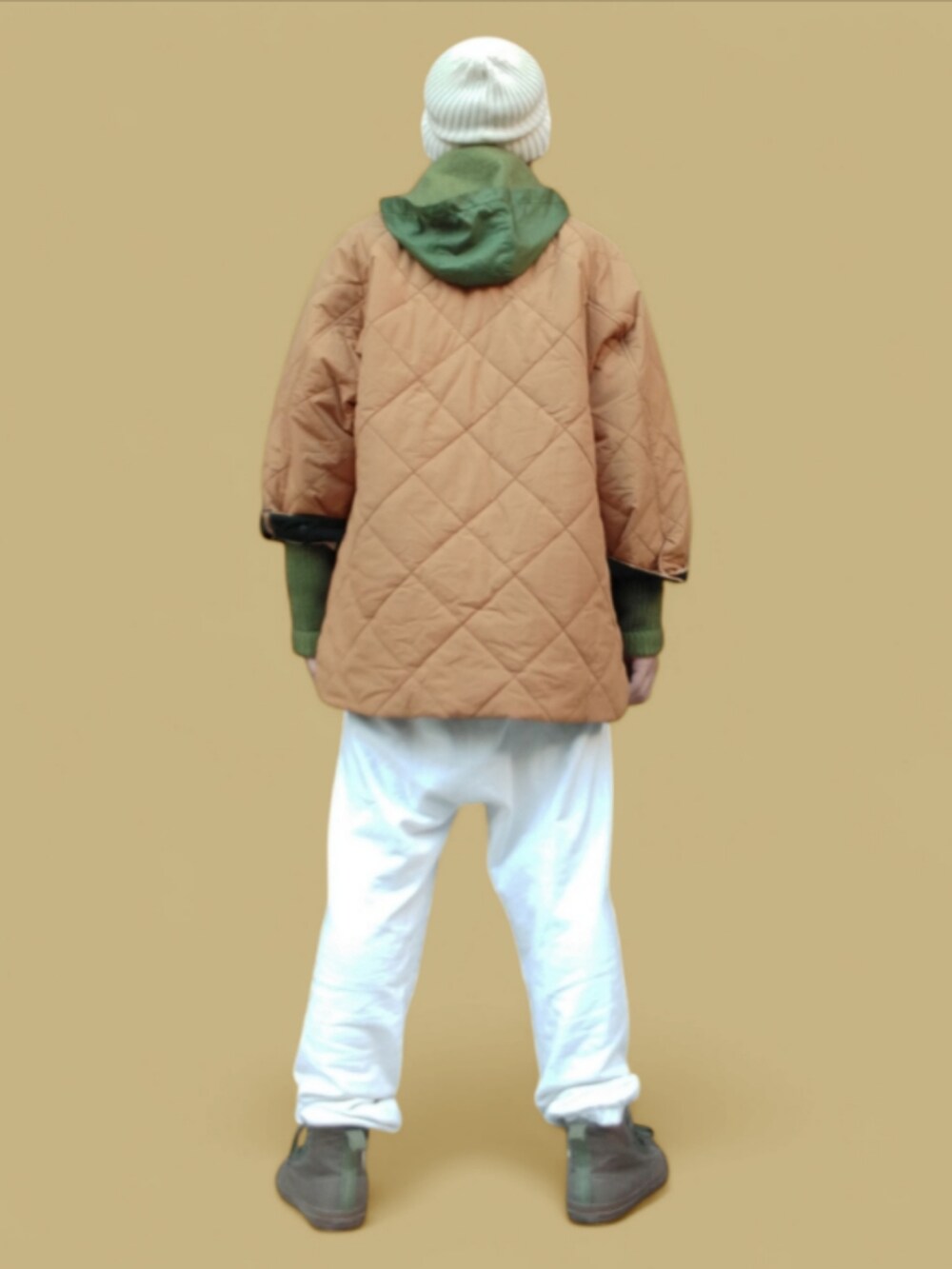 ホワイト系のスウェットパンツ、グリーン系のスニーカー、ブラウン系のジャケット/アウターを着用したメンズの冬コーディネートの5枚目の写真