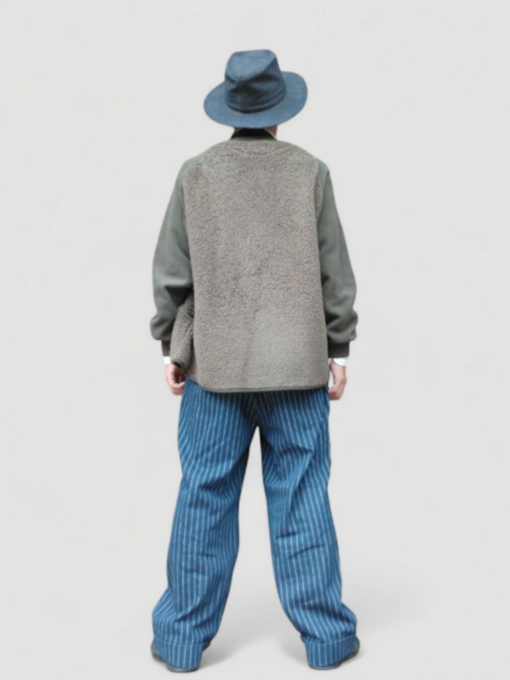 ホワイト系のシャツ/ブラウス、ブルー系のパンツ、ブラック系のスニーカーを着用したメンズの秋コーディネートの5枚目の写真