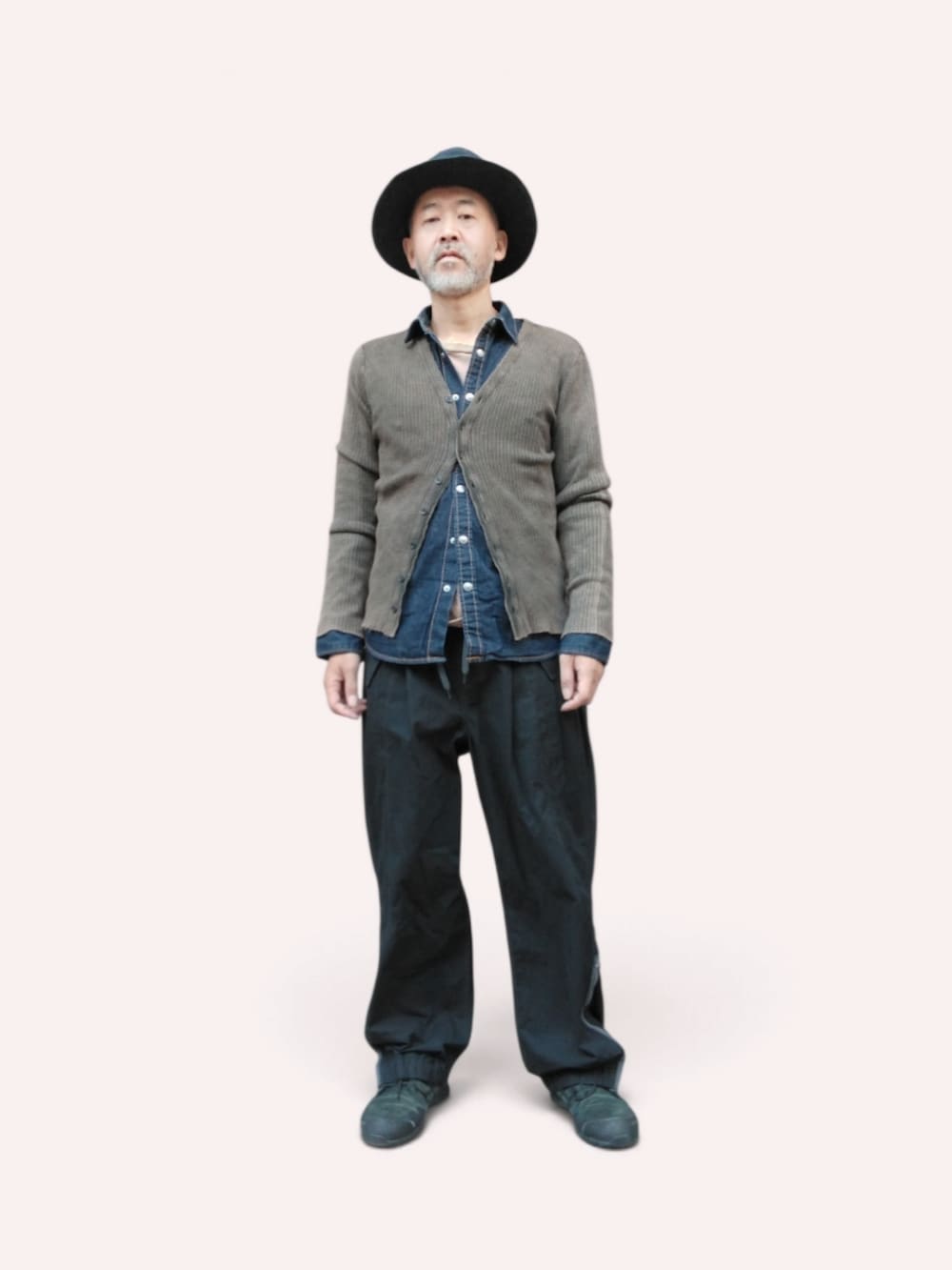 ブラック系のパンツ、グレー系のカーディガン/ボレロを着用したメンズの秋コーディネートの3枚目の写真