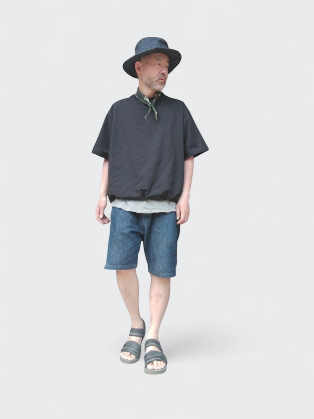 ブルー系のデニムパンツ、ブラック系のTシャツ/カットソー、グリーン系のサンダルを着用したメンズの春コーディネートの4枚目の写真