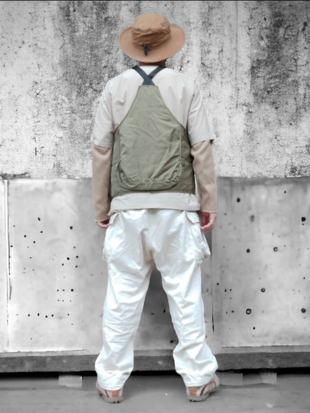 ベージュ系のその他トップス、グリーン系のベスト、ホワイト系のカーゴパンツを着用したメンズの春コーディネートの5枚目の写真