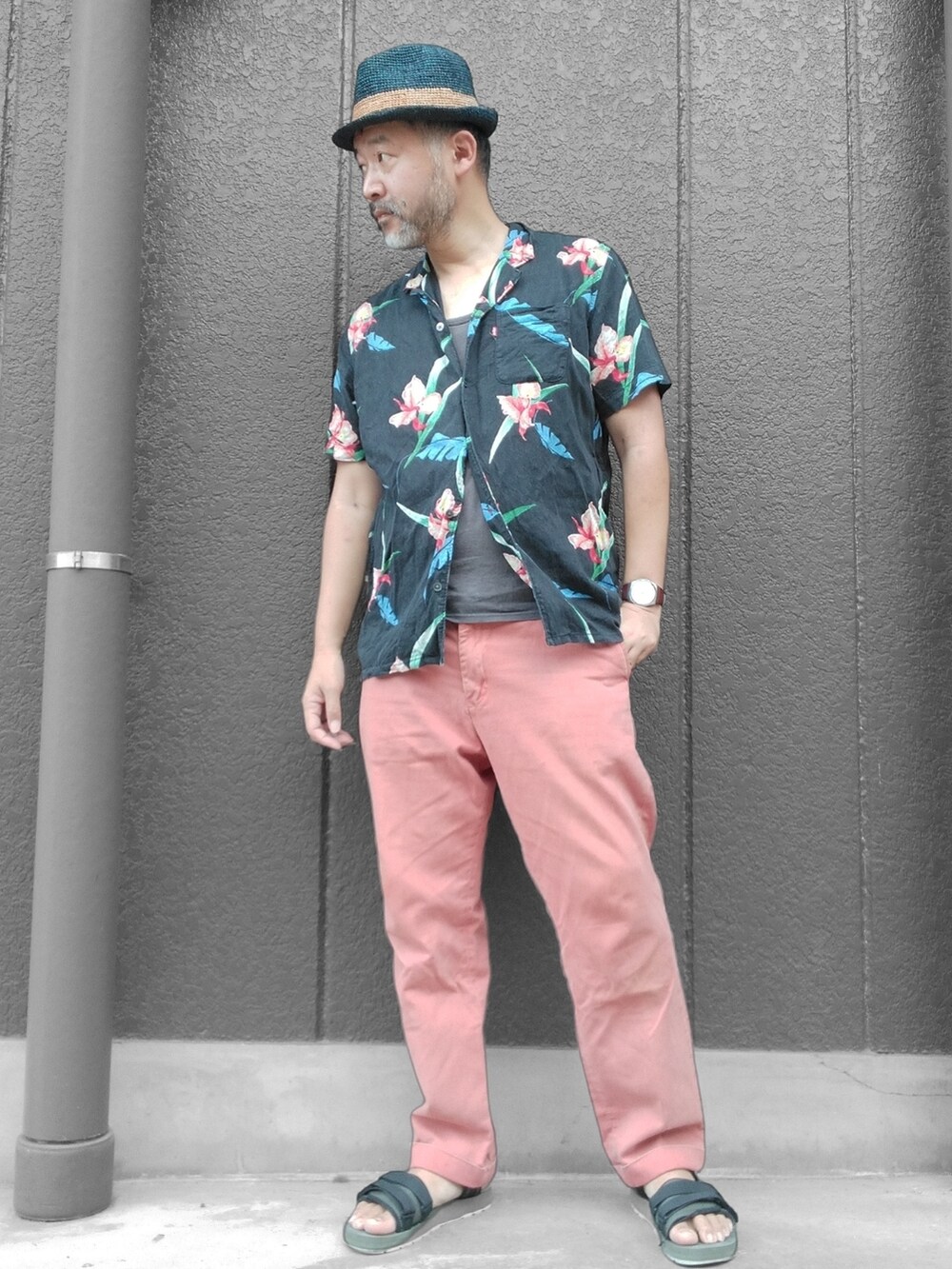 ピンク系のチノパンツ、グリーン系のサンダル、その他のシャツ/ブラウスを着用したメンズの夏コーディネートの2枚目の写真