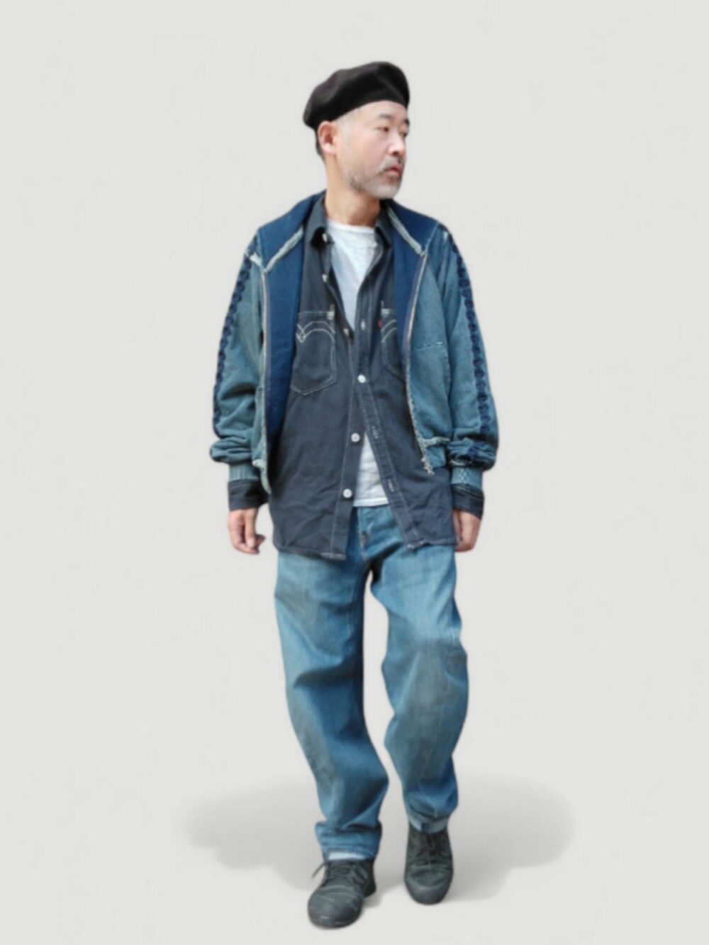 ブルー系のデニムパンツ、ブルー系のパーカー、ブラック系のスニーカーを着用したメンズの秋コーディネートの3枚目の写真