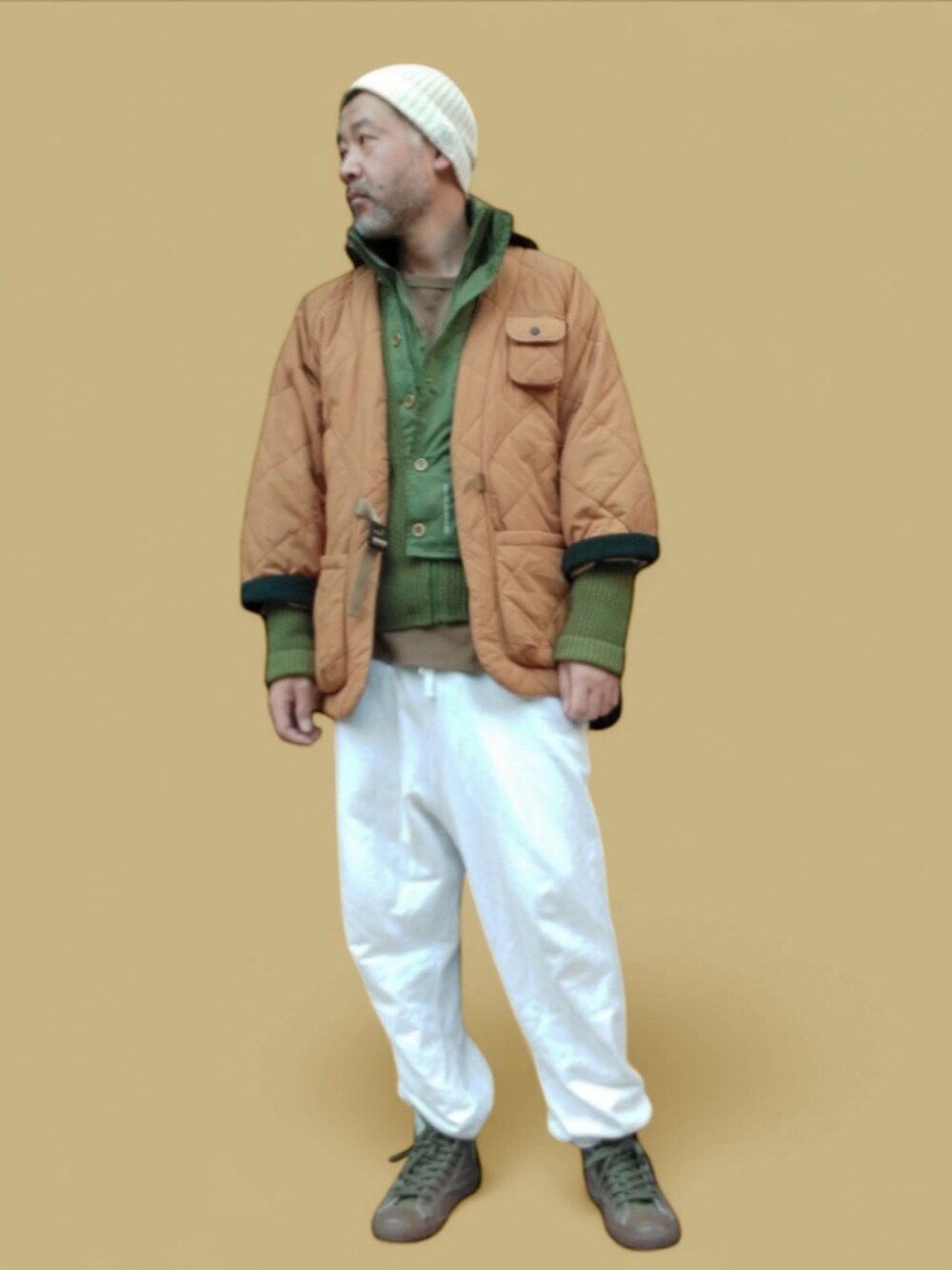 ホワイト系のスウェットパンツ、グリーン系のスニーカー、ブラウン系のジャケット/アウターを着用したメンズの冬コーディネートの3枚目の写真