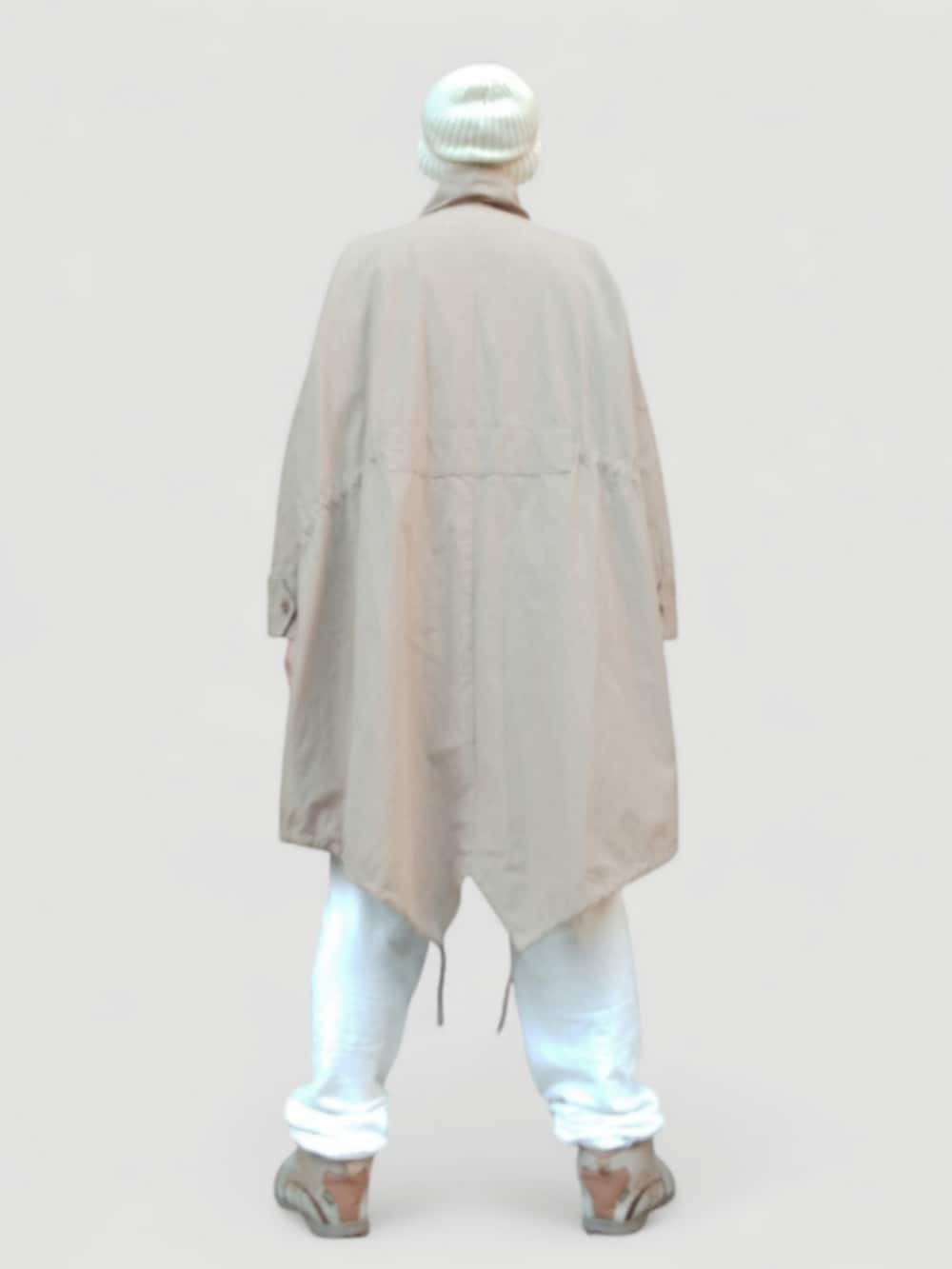 ベージュ系のスニーカー、ホワイト系のスウェットパンツ、ベージュ系のジャケット/アウターを着用したメンズの冬コーディネートの5枚目の写真