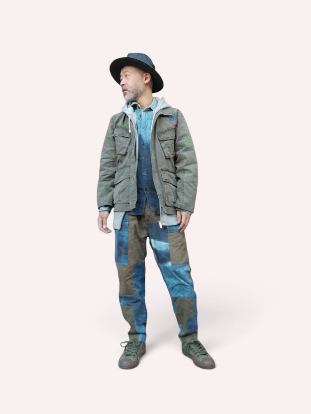 ブルー系のデニムパンツ、グリーン系のスニーカー、グリーン系のジャケット/アウターを着用したメンズの秋コーディネートの4枚目の写真
