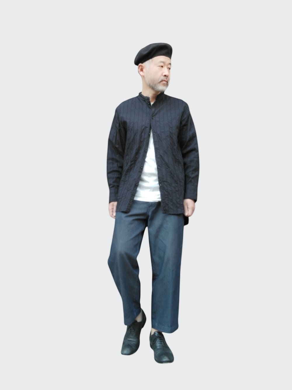 ブルー系のその他パンツ、ブラック系のシャツ/ブラウス、ブラック系のハンチング/ベレー帽を着用したメンズの冬コーディネートの2枚目の写真