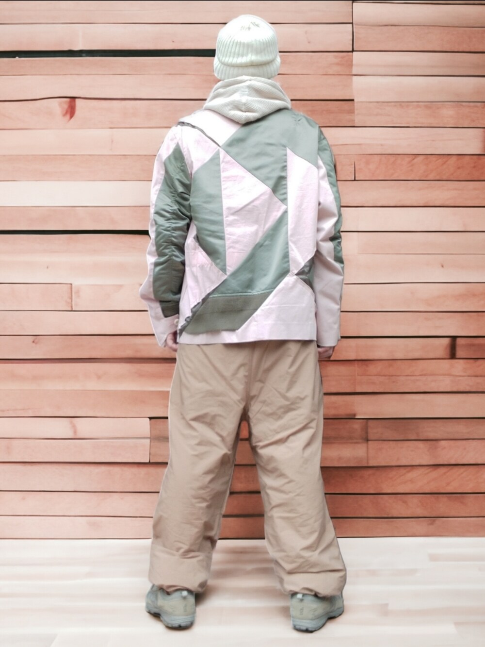 ベージュ系のパンツ、グリーン系のスニーカー、ピンク系のジャケット/アウターを着用したメンズの冬コーディネートの5枚目の写真