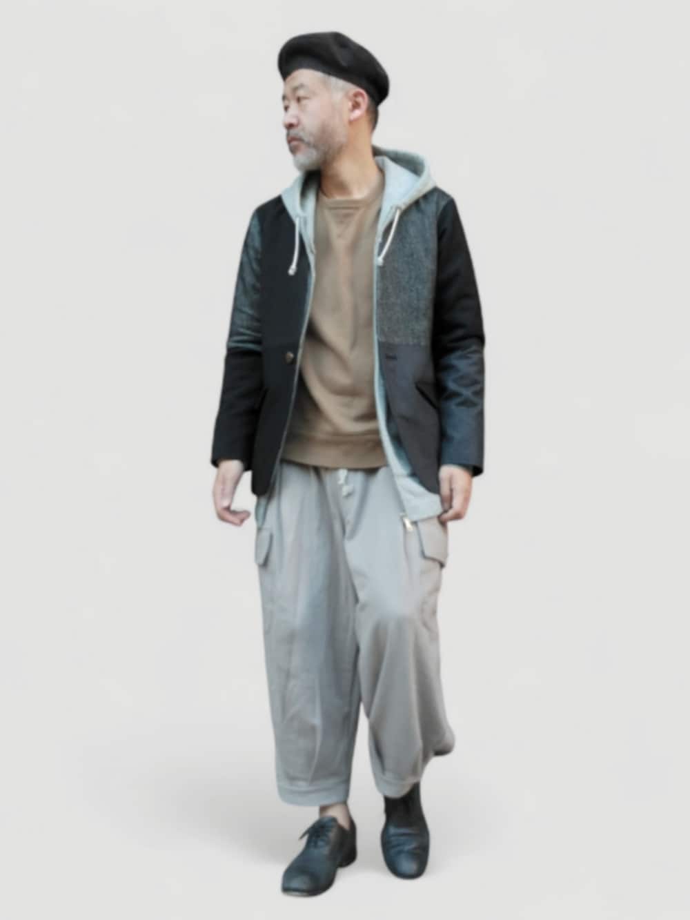 グレー系のスウェットパンツ、ベージュ系のスウェット、ブラック系のノーカラージャケットを着用したメンズの冬コーディネートの4枚目の写真