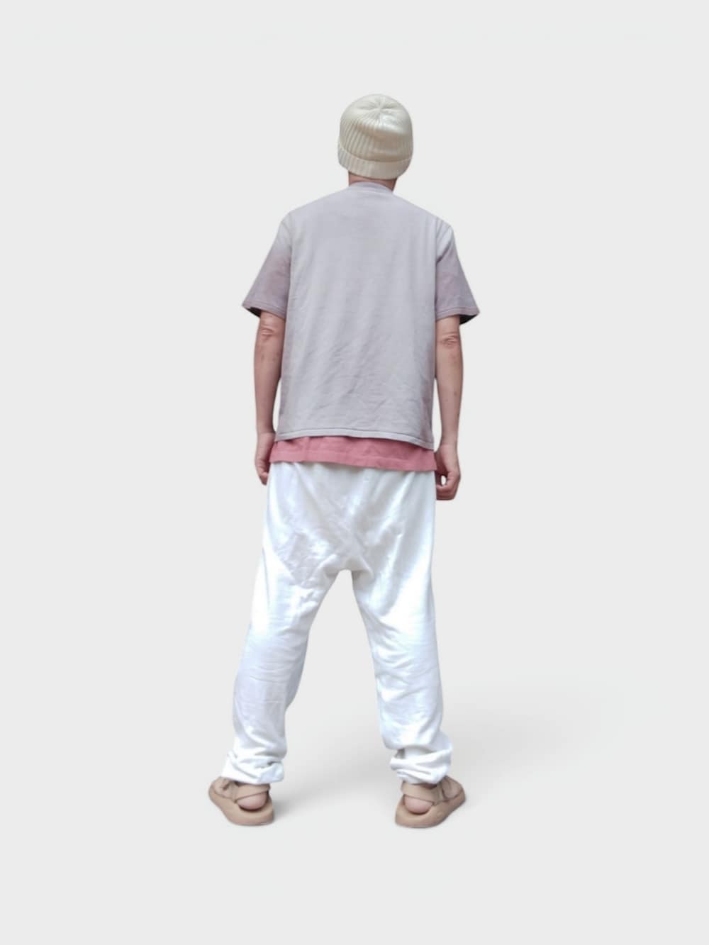 ホワイト系のスウェットパンツ、ベージュ系のサンダル、ベージュ系のTシャツ/カットソーを着用したメンズの夏コーディネートの5枚目の写真