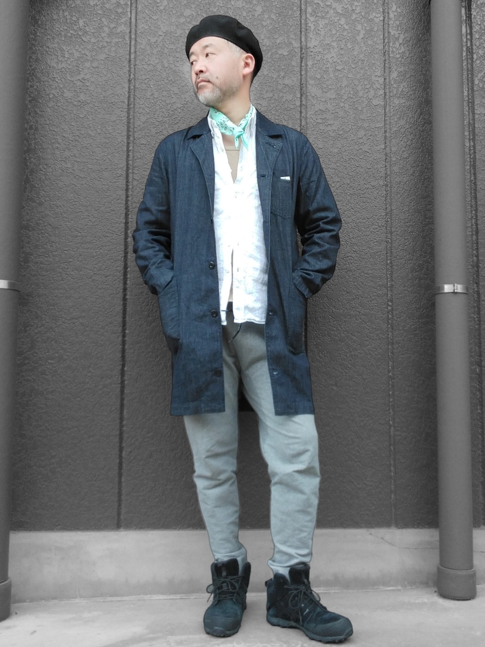 グレー系のその他パンツ、ブラック系のスニーカー、ブルー系のデニムジャケットを着用したメンズの夏コーディネートの2枚目の写真