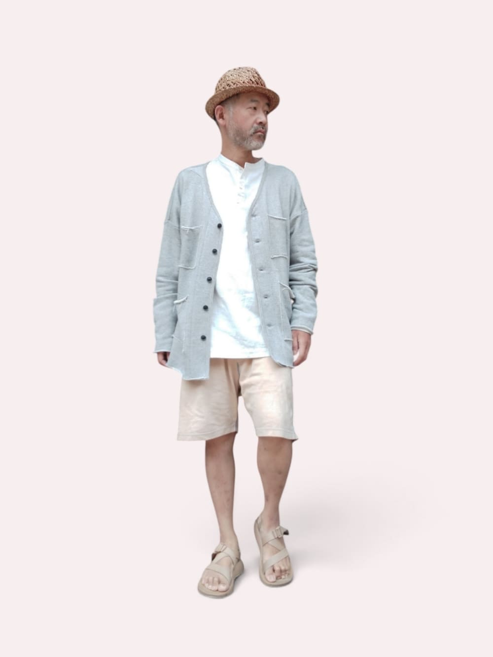 ベージュ系のサンダル、イエロー系のパンツ、グレー系のカーディガン/ボレロを着用したメンズの夏コーディネートの2枚目の写真