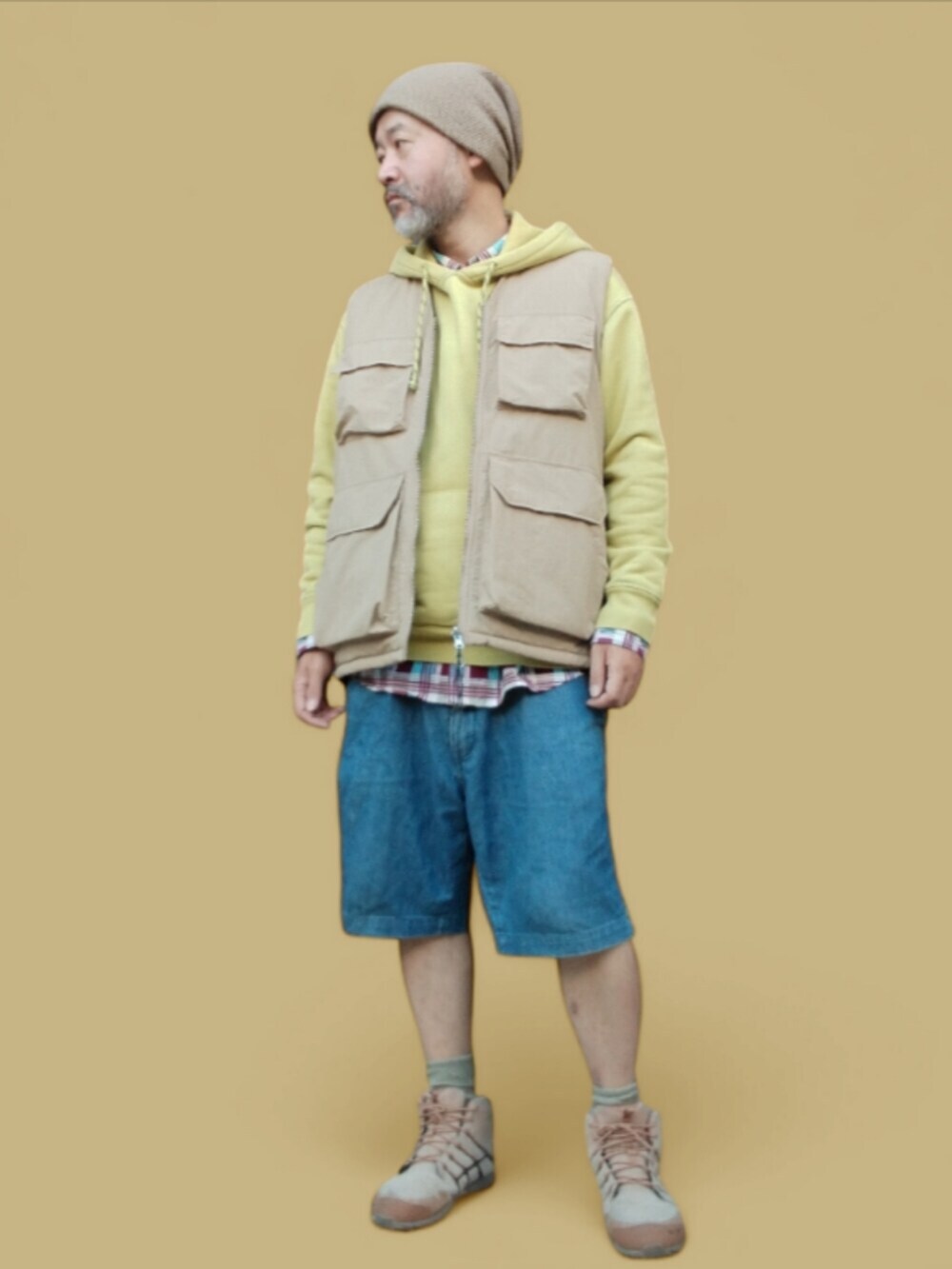 ブルー系のその他パンツ、グリーン系のパーカー、ベージュ系のその他アウターを着用したメンズの秋コーディネートの2枚目の写真