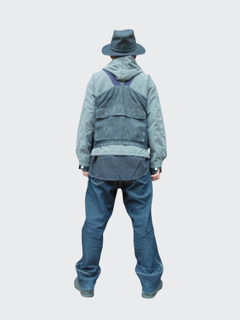 ブルー系のデニムパンツ、ブラック系のスニーカー、ブルー系のベストを着用したメンズの冬コーディネートの5枚目の写真