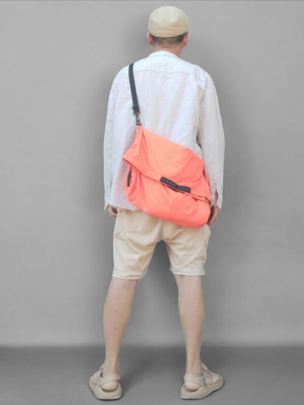 ベージュ系のサンダル、イエロー系のパンツ、オレンジ系のTシャツ/カットソーを着用したメンズの夏コーディネートの5枚目の写真