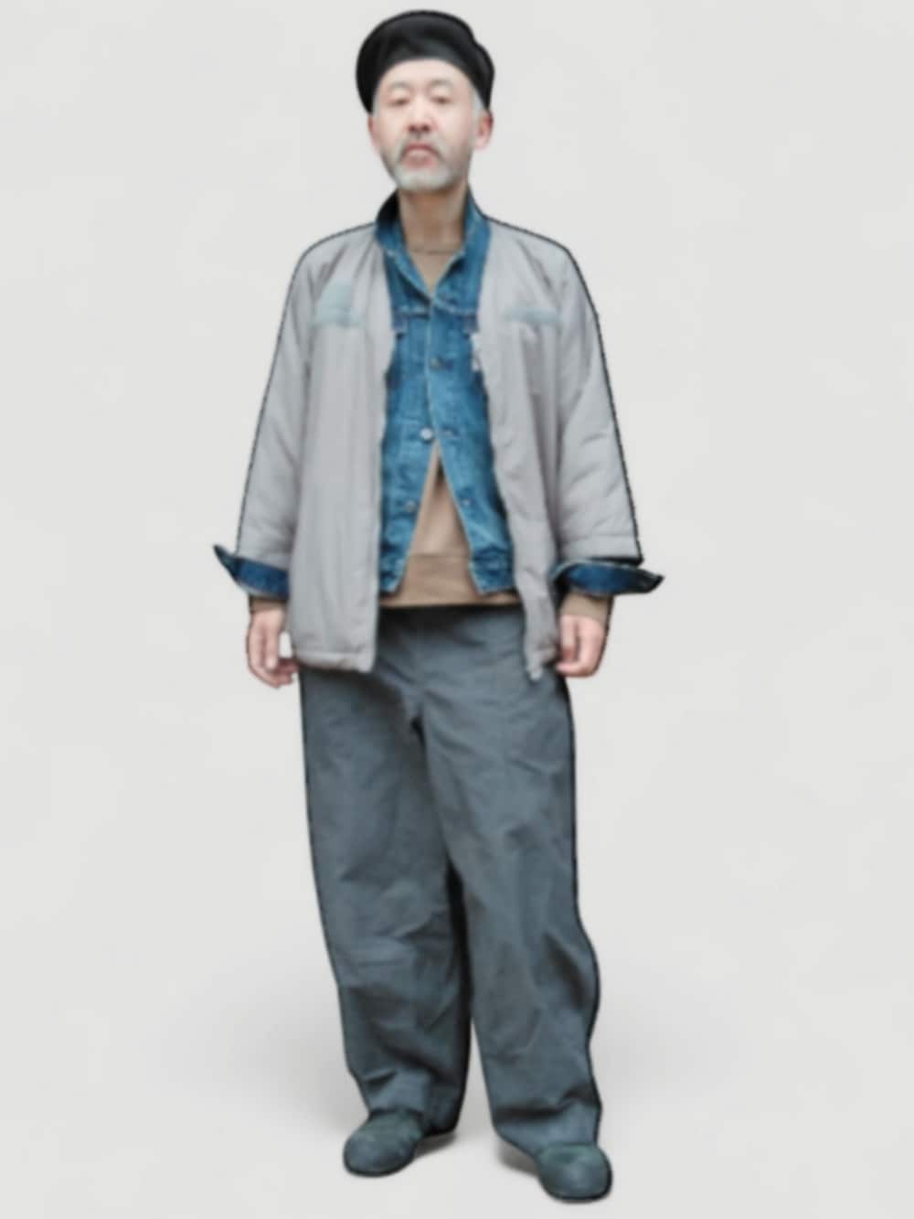 ブラック系のその他パンツ、グレー系のジャケット/アウター、ブルー系のデニムジャケットを着用したメンズの秋コーディネートの3枚目の写真