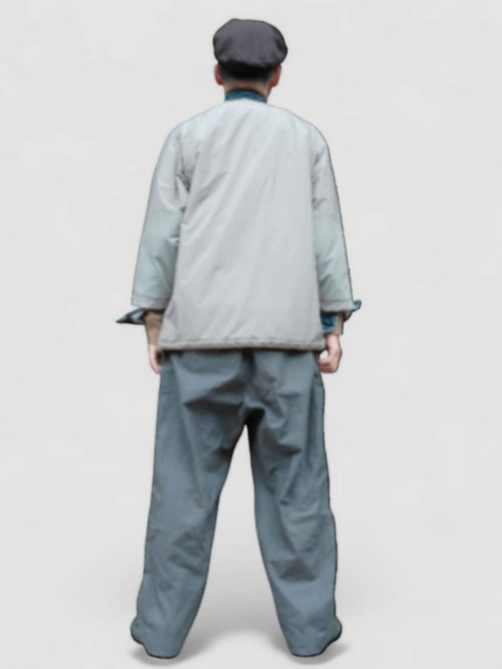 ブラック系のその他パンツ、グレー系のジャケット/アウター、ブルー系のデニムジャケットを着用したメンズの秋コーディネートの5枚目の写真