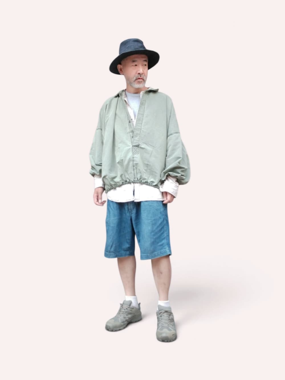 グリーン系のスニーカー、ブルー系のその他パンツ、グリーン系のシャツ/ブラウスを着用したメンズの秋コーディネートの4枚目の写真