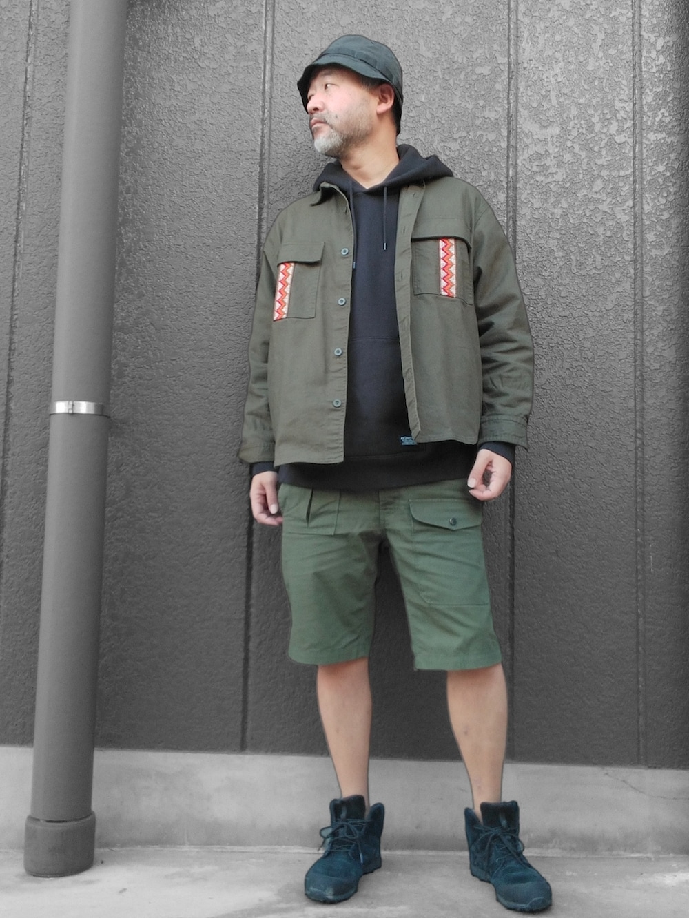 グリーン系のシャツ/ブラウス、ブラック系のパーカー、グリーン系のその他パンツを着用したメンズの秋コーディネートの4枚目の写真