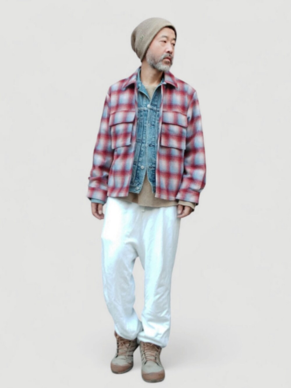 ホワイト系のスウェットパンツ、ベージュ系のスニーカー、ブルー系のデニムジャケットを着用したメンズの秋コーディネートの2枚目の写真