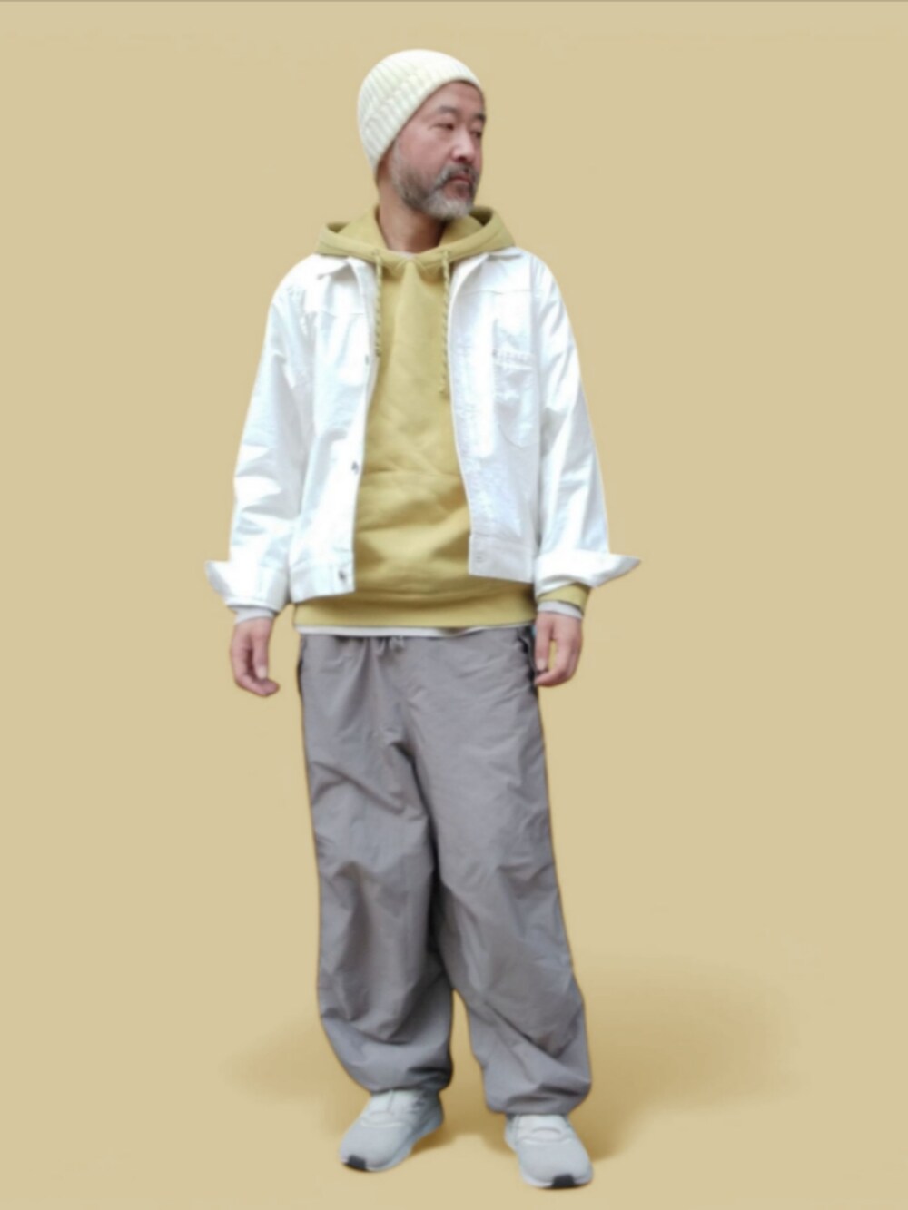 グレー系のパンツ、ホワイト系のスニーカー、ホワイト系のジャケット/アウターを着用したメンズの春コーディネートの4枚目の写真