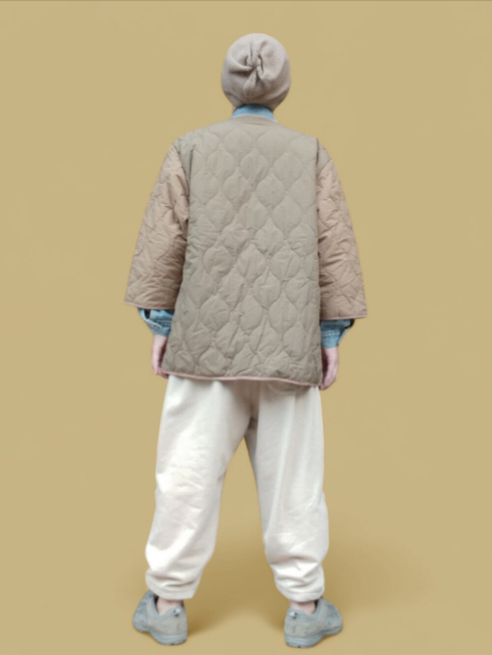 ベージュ系のスウェットパンツ、グリーン系のスニーカー、ブルー系のデニムジャケットを着用したメンズの冬コーディネートの5枚目の写真