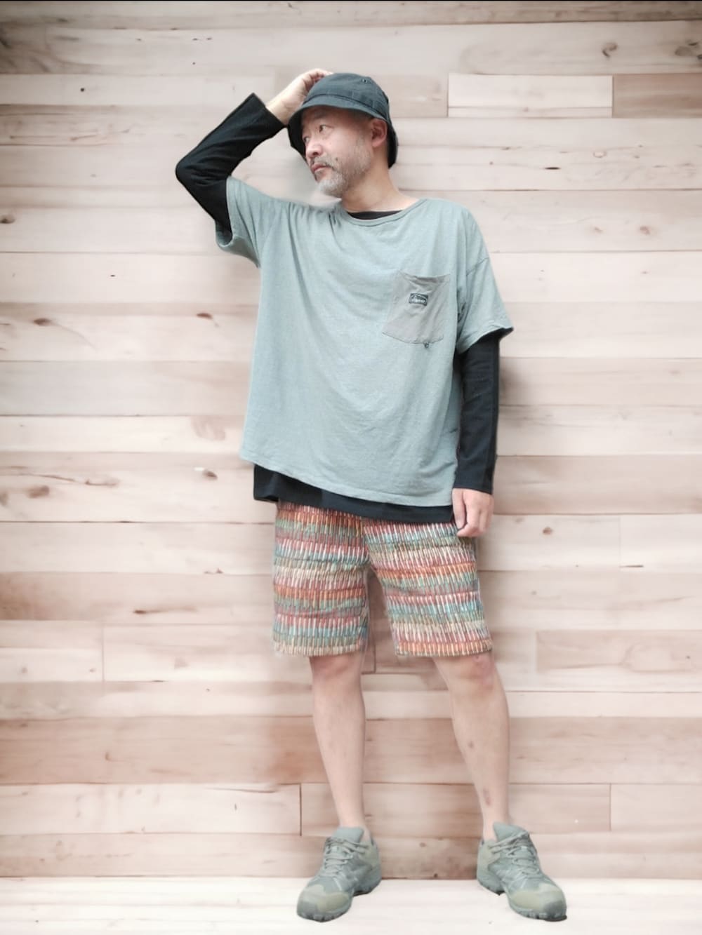 グリーン系のTシャツ/カットソー、その他のその他パンツ、グリーン系のスニーカーを着用したメンズの秋コーディネートの4枚目の写真