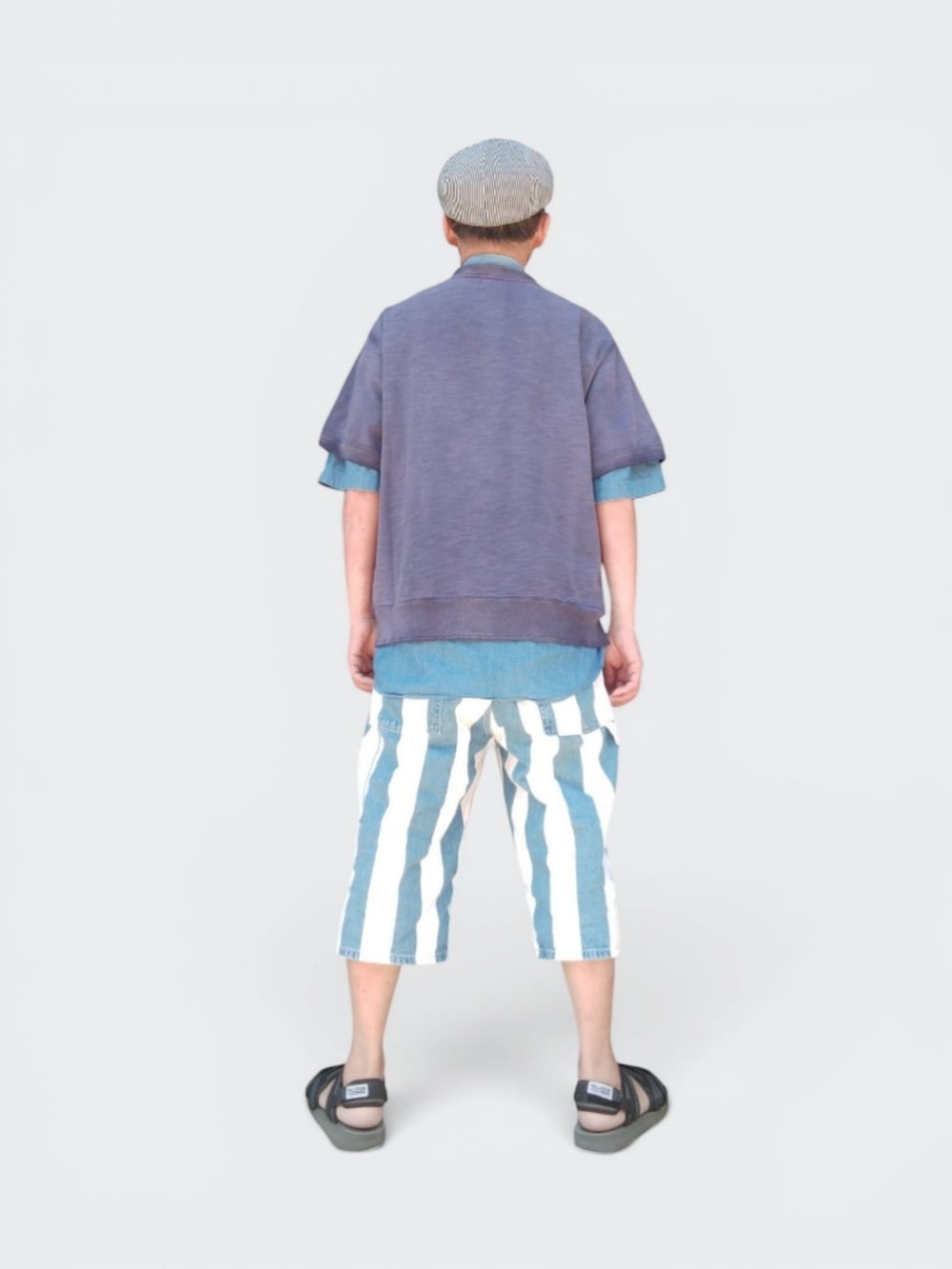 グリーン系のサンダル、ブルー系のパンツ、パープル系のTシャツ/カットソーを着用したメンズの春コーディネートの5枚目の写真