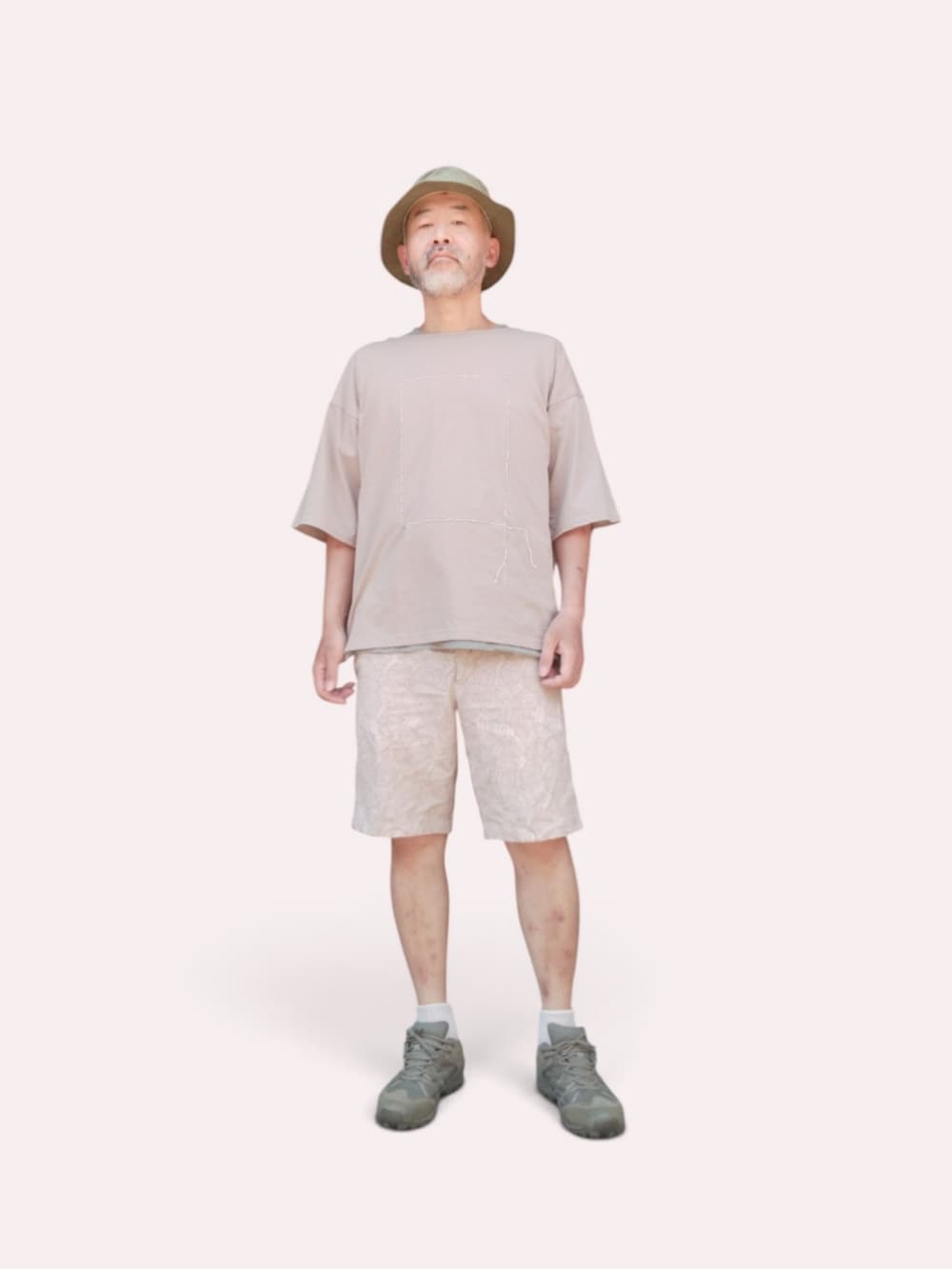 ベージュ系のその他パンツ、グリーン系のスニーカー、ベージュ系のTシャツ/カットソーを着用したメンズの夏コーディネートの3枚目の写真