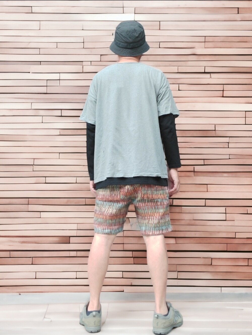 グリーン系のTシャツ/カットソー、その他のその他パンツ、グリーン系のスニーカーを着用したメンズの秋コーディネートの5枚目の写真