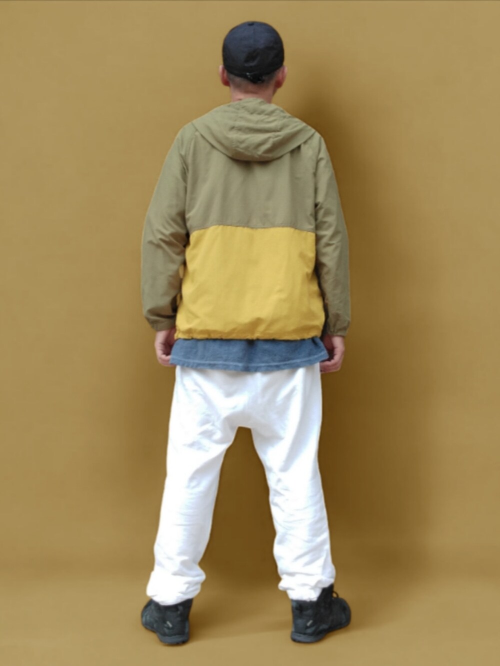 ブルー系のTシャツ/カットソー、グリーン系のパーカー、ホワイト系のスウェットパンツを着用したメンズの夏コーディネートの5枚目の写真