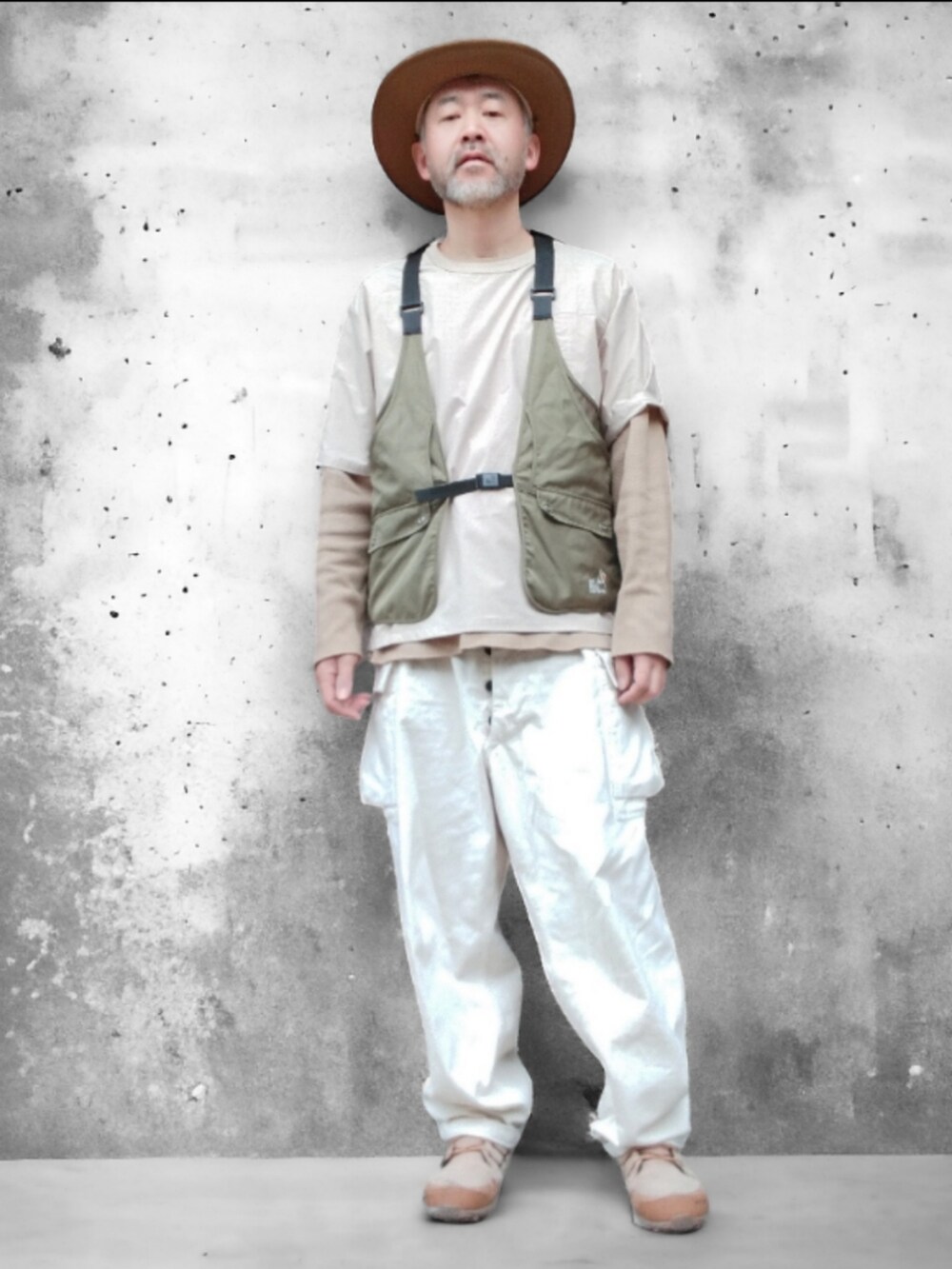 ベージュ系のその他トップス、グリーン系のベスト、ホワイト系のカーゴパンツを着用したメンズの春コーディネートの3枚目の写真