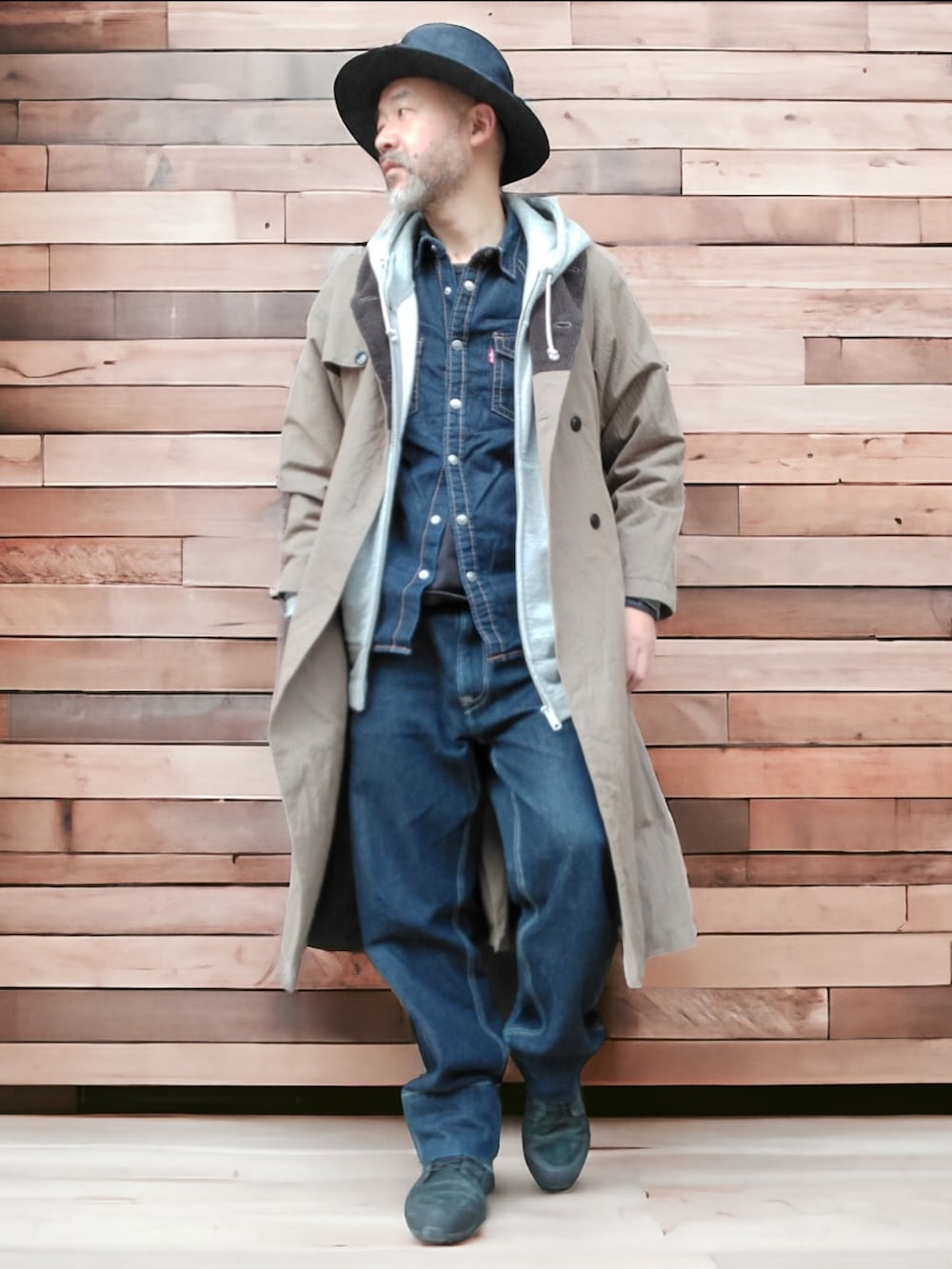 グリーン系のトレンチコート、ブルー系のシャツ/ブラウス、ブルー系のデニムパンツを着用したメンズの冬コーディネートの2枚目の写真