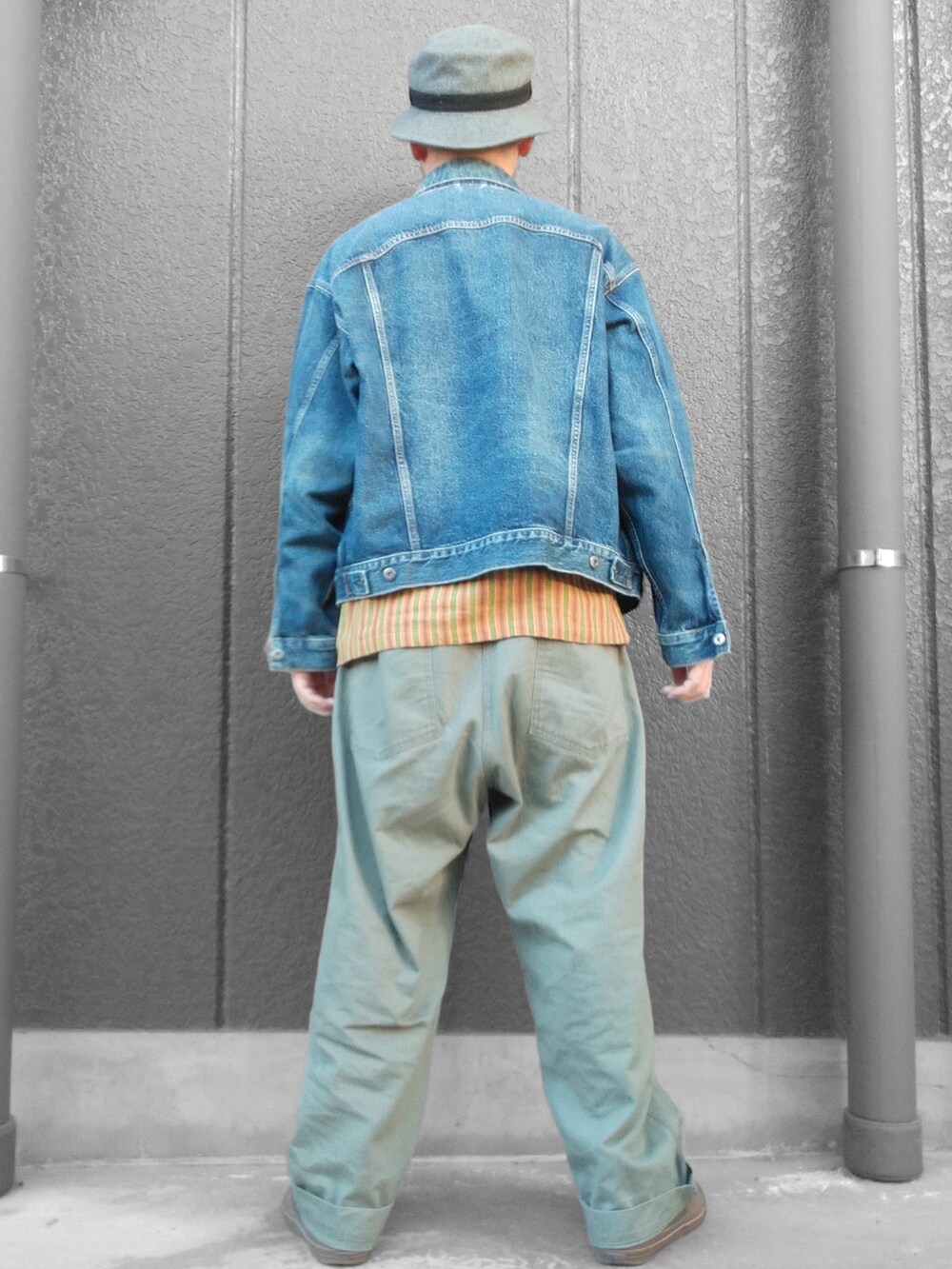 グリーン系のカーゴパンツ、ブラック系のスニーカー、ブルー系のデニムジャケットを着用したメンズの冬コーディネートの5枚目の写真