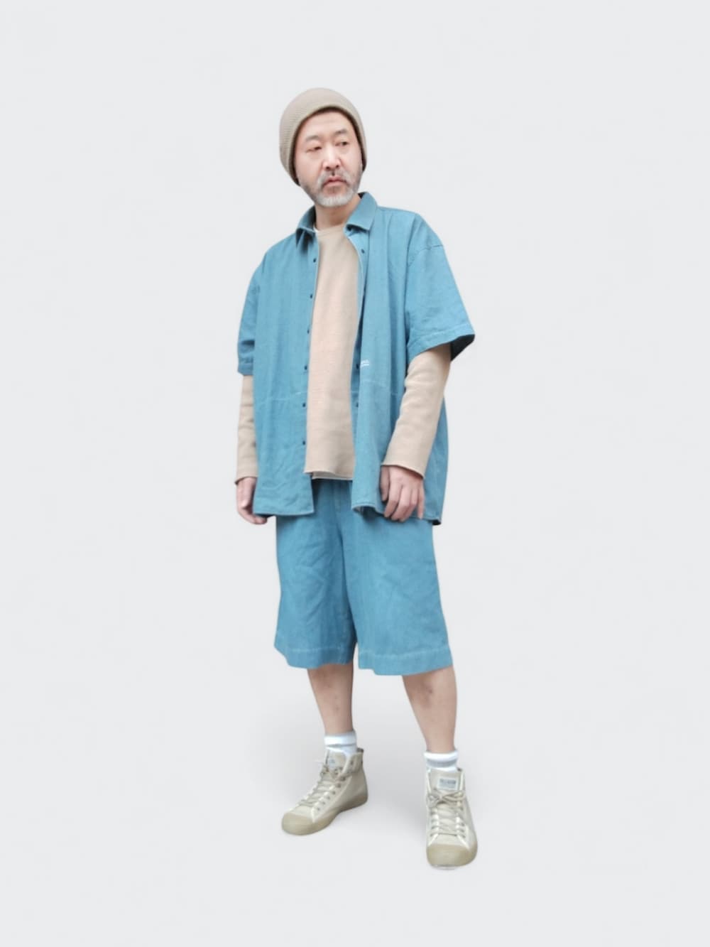 ベージュ系のスニーカー、ブルー系のシャツ/ブラウス、ベージュ系のスウェットを着用したメンズの春コーディネートの3枚目の写真