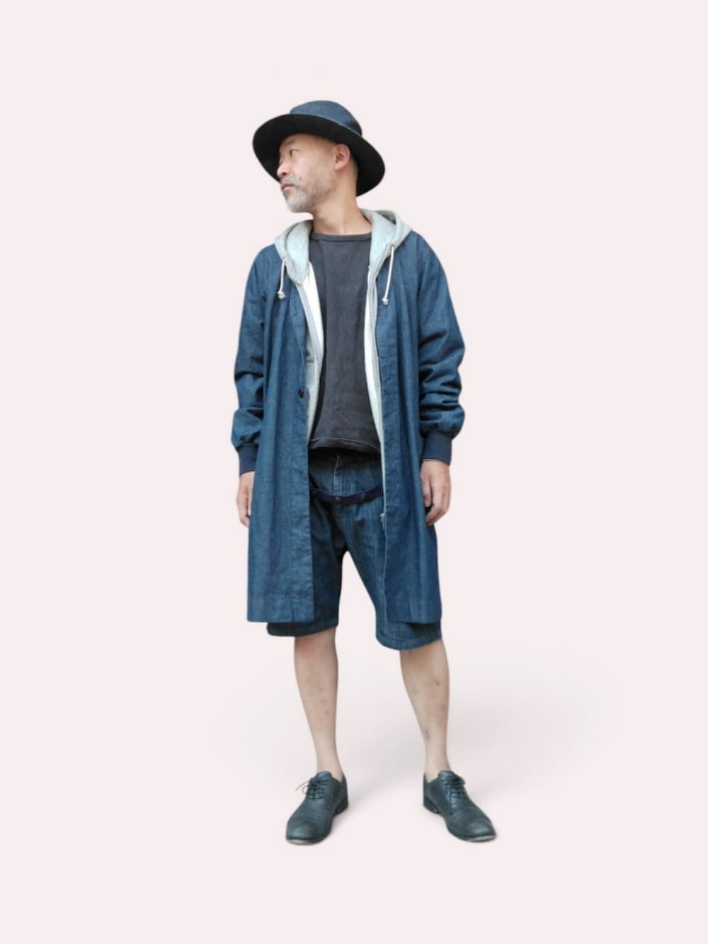 ブルー系のデニムパンツ、ブルー系のノーカラーコート、ブラック系のTシャツ/カットソーを着用したメンズの夏コーディネートの2枚目の写真