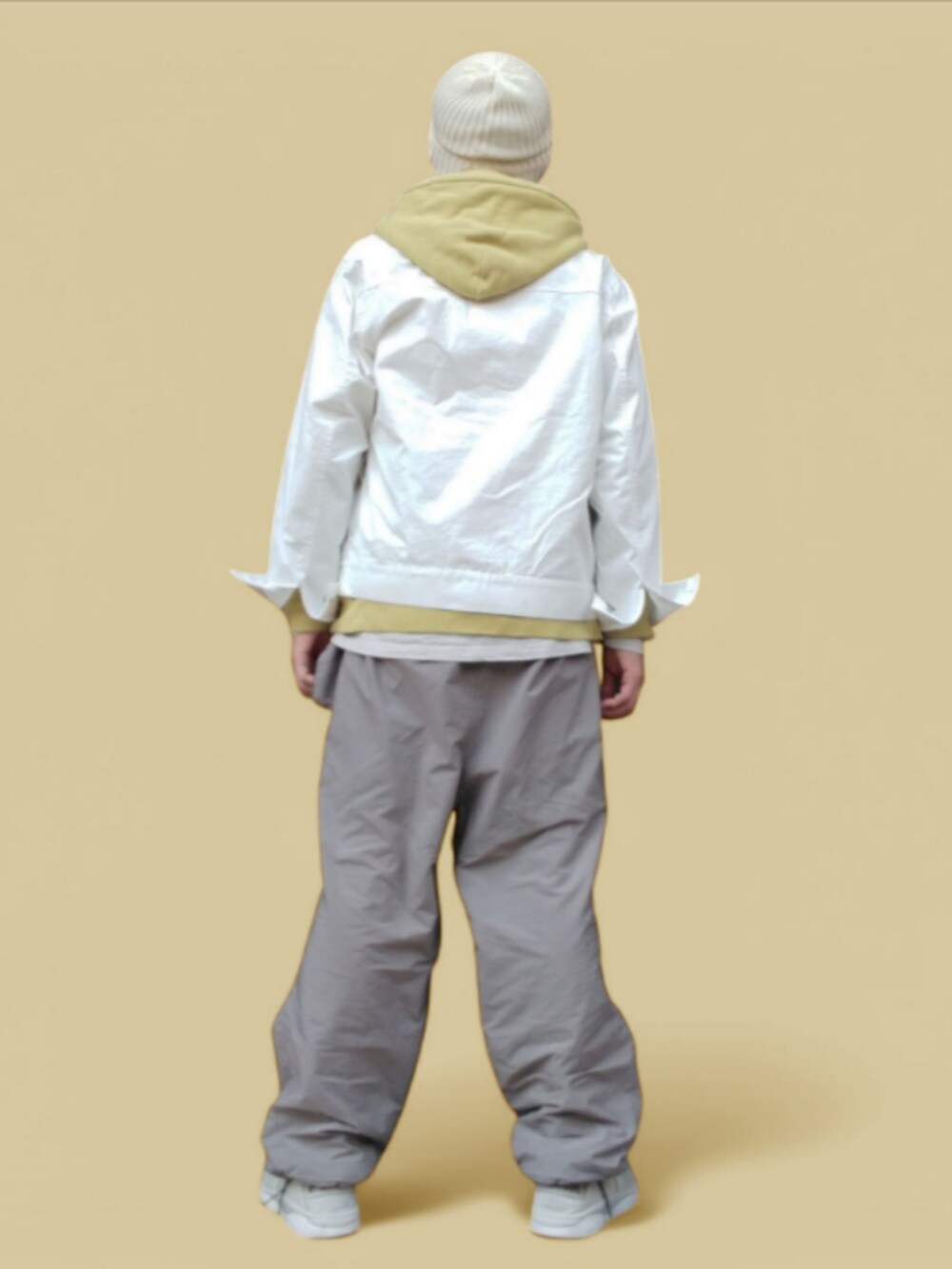 グレー系のパンツ、ホワイト系のスニーカー、ホワイト系のジャケット/アウターを着用したメンズの春コーディネートの5枚目の写真