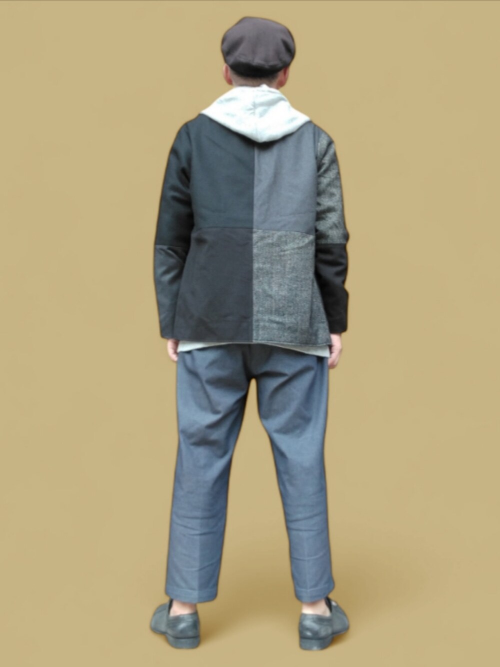 ブルー系のその他パンツ、グレー系のパーカー、ブラウン系のTシャツ/カットソーを着用したメンズの秋コーディネートの5枚目の写真