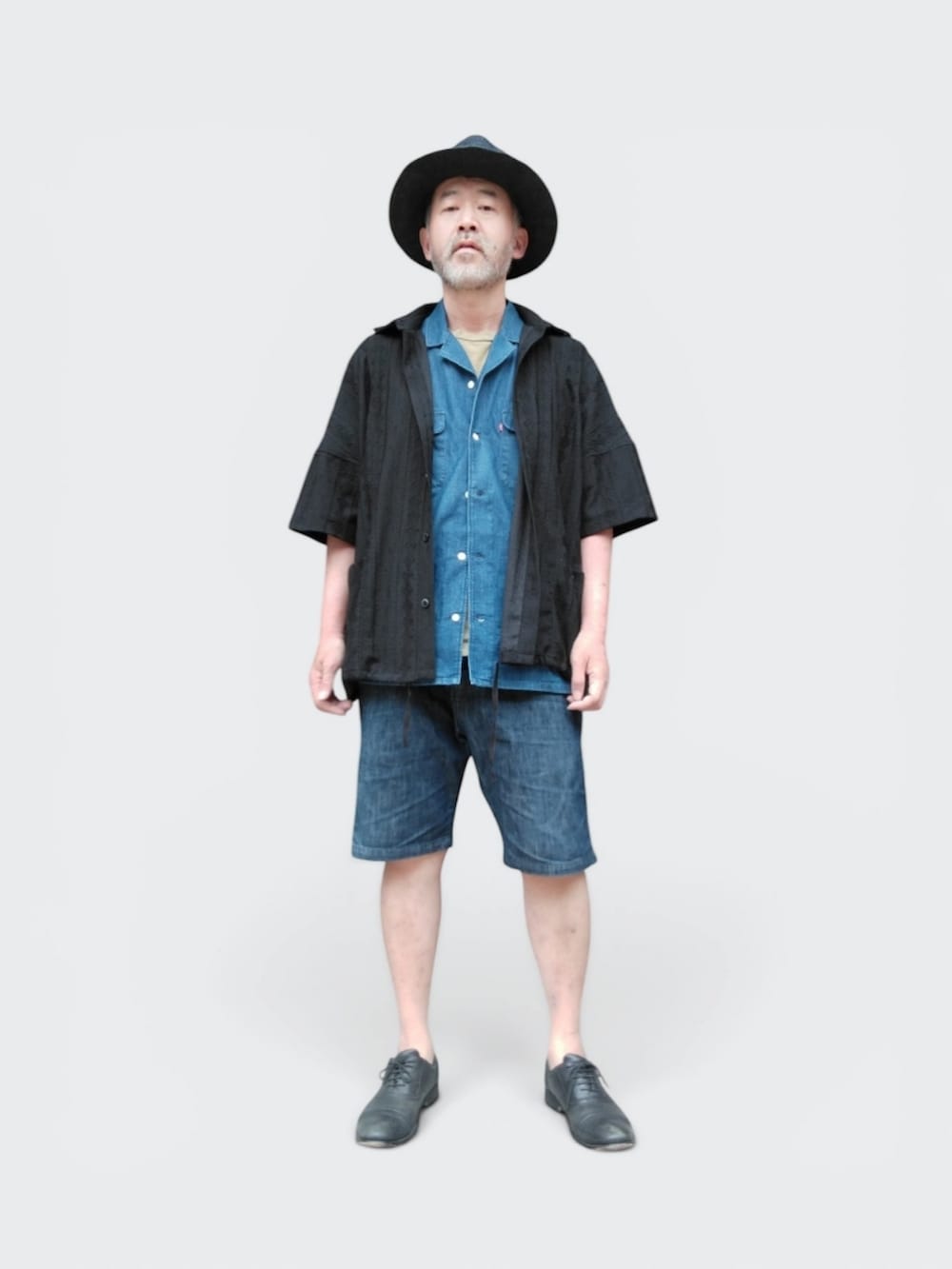 ブルー系のデニムパンツ、ブラック系のシャツ/ブラウス、ブルー系のシャツ/ブラウスを着用したメンズの夏コーディネートの3枚目の写真
