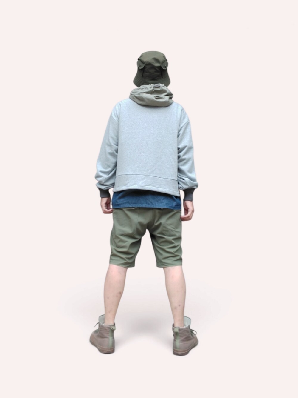 グリーン系のその他パンツ、グリーン系のスニーカー、グレー系のパーカーを着用したメンズの秋コーディネートの5枚目の写真