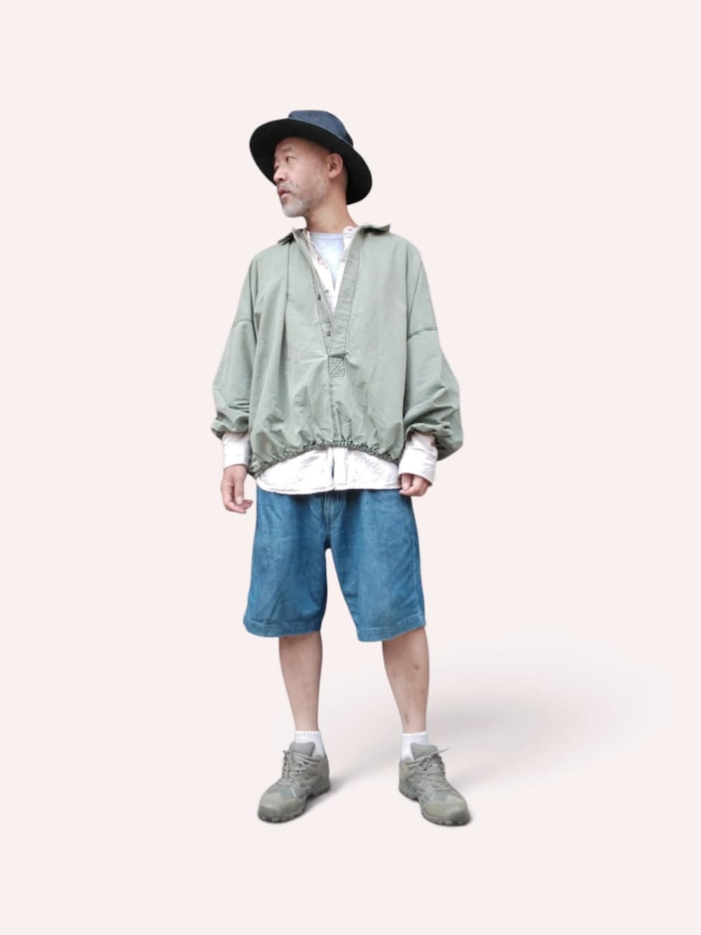 グリーン系のスニーカー、ブルー系のその他パンツ、グリーン系のシャツ/ブラウスを着用したメンズの秋コーディネートの3枚目の写真