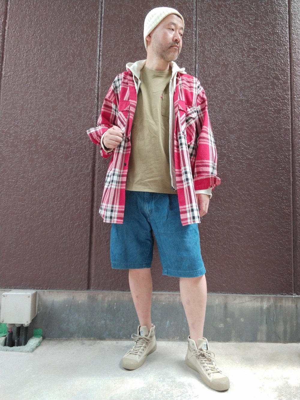 ブルー系のその他パンツ、グリーン系のTシャツ/カットソー、レッド系のシャツ/ブラウスを着用したメンズの春コーディネートの2枚目の写真