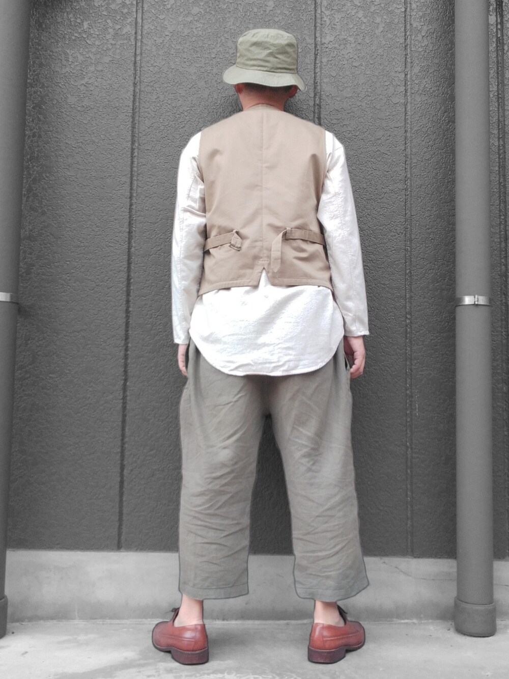 グリーン系のその他パンツ、ホワイト系のTシャツ/カットソー、ベージュ系のベストを着用したメンズの秋コーディネートの5枚目の写真