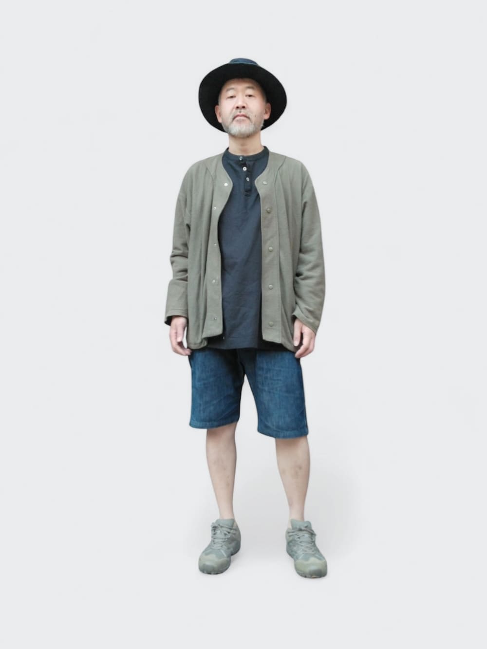 グリーン系のスニーカー、ブルー系のデニムパンツ、ブラック系のシャツ/ブラウスを着用したメンズの春コーディネートの4枚目の写真