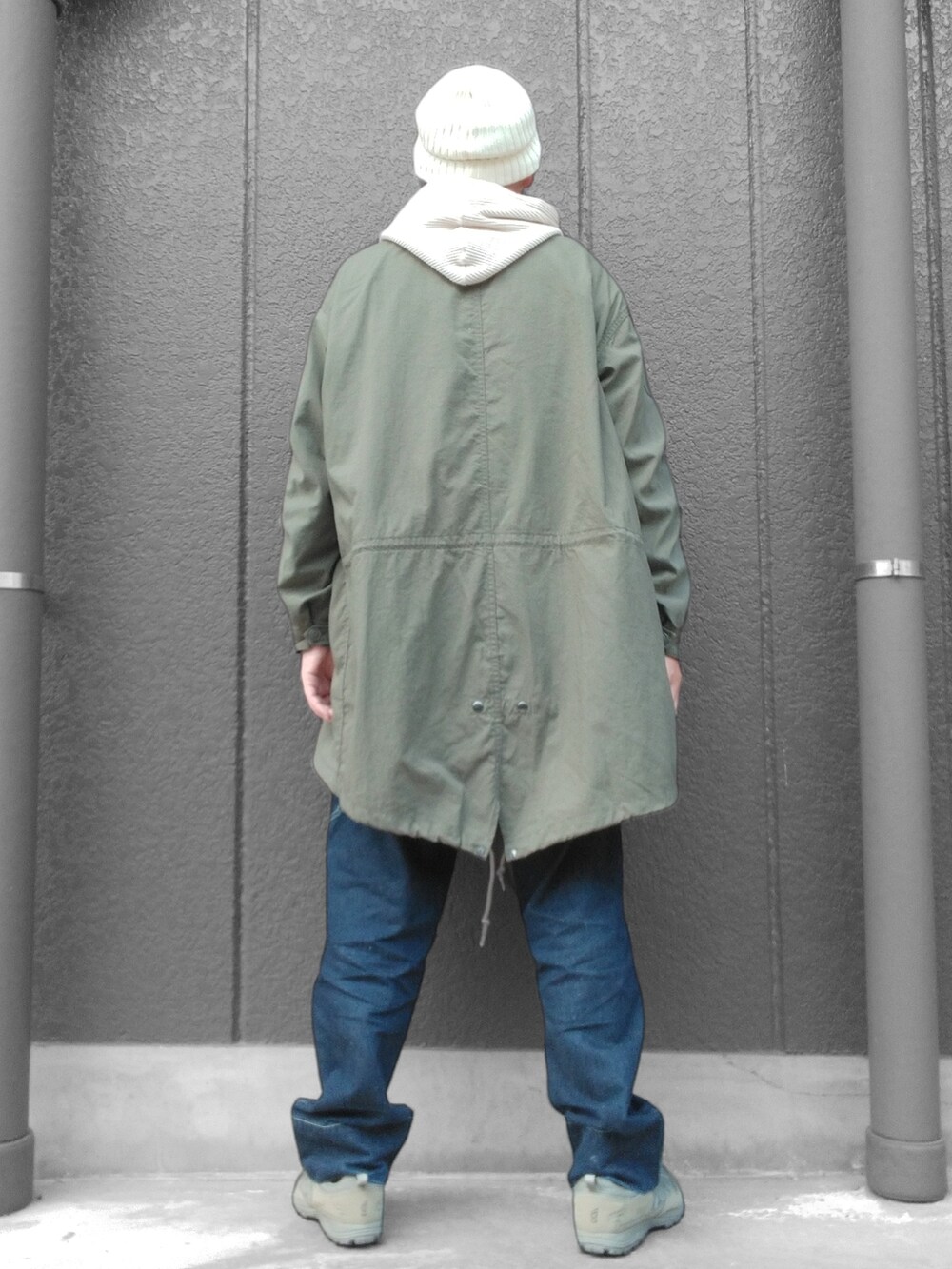 ブルー系のデニムパンツ、グリーン系のスニーカー、グリーン系のモッズコートを着用したメンズの冬コーディネートの5枚目の写真