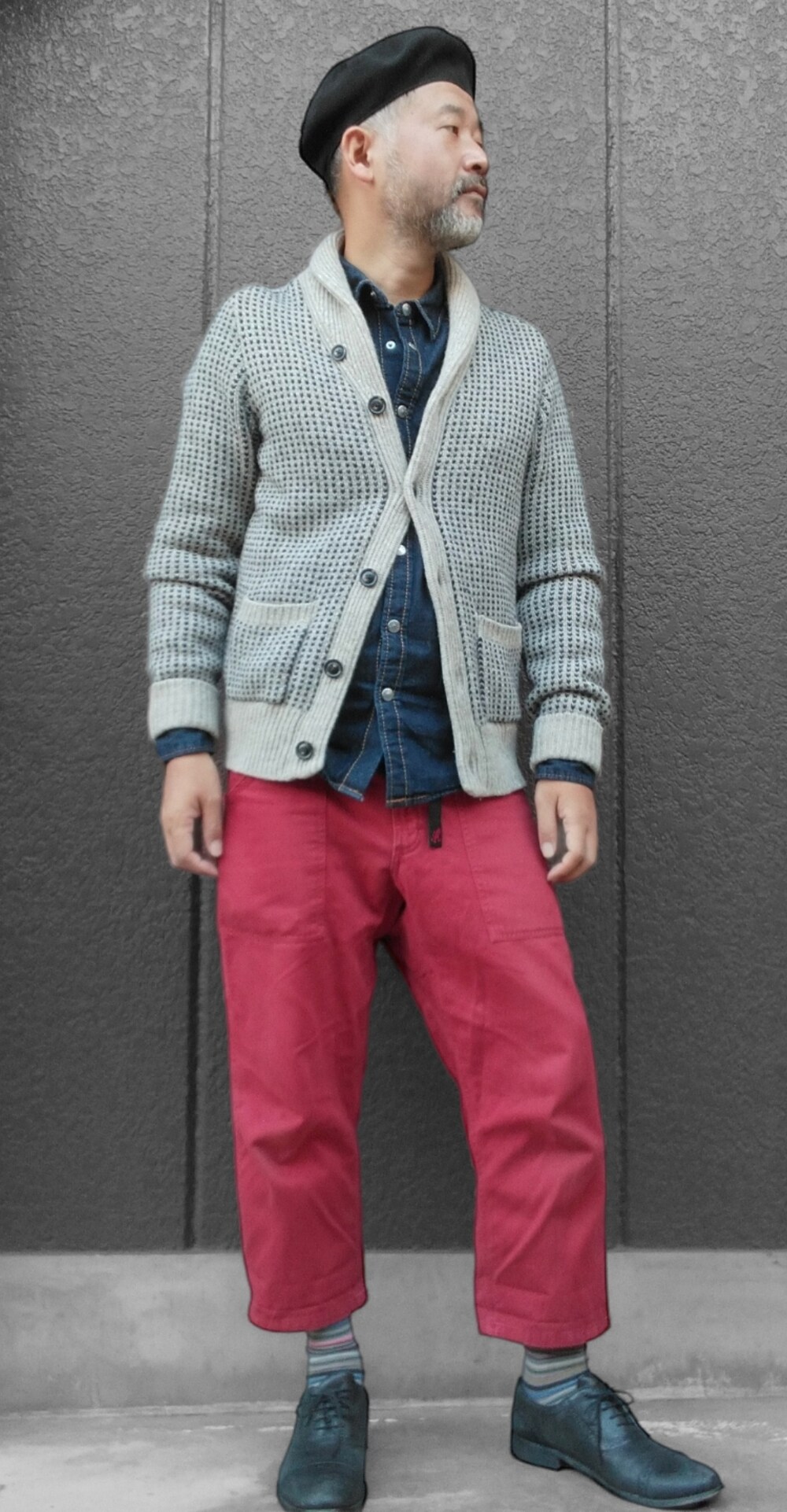 レッド系のその他パンツ、ベージュ系のカーディガン/ボレロ、ブルー系のシャツ/ブラウスを着用したメンズの秋コーディネートの2枚目の写真