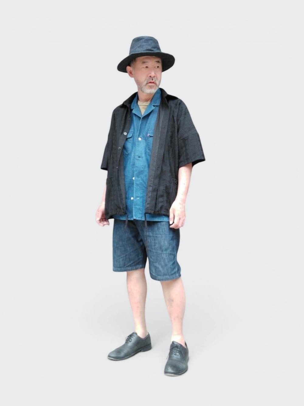 ブルー系のデニムパンツ、ブラック系のシャツ/ブラウス、ブルー系のシャツ/ブラウスを着用したメンズの夏コーディネートの2枚目の写真