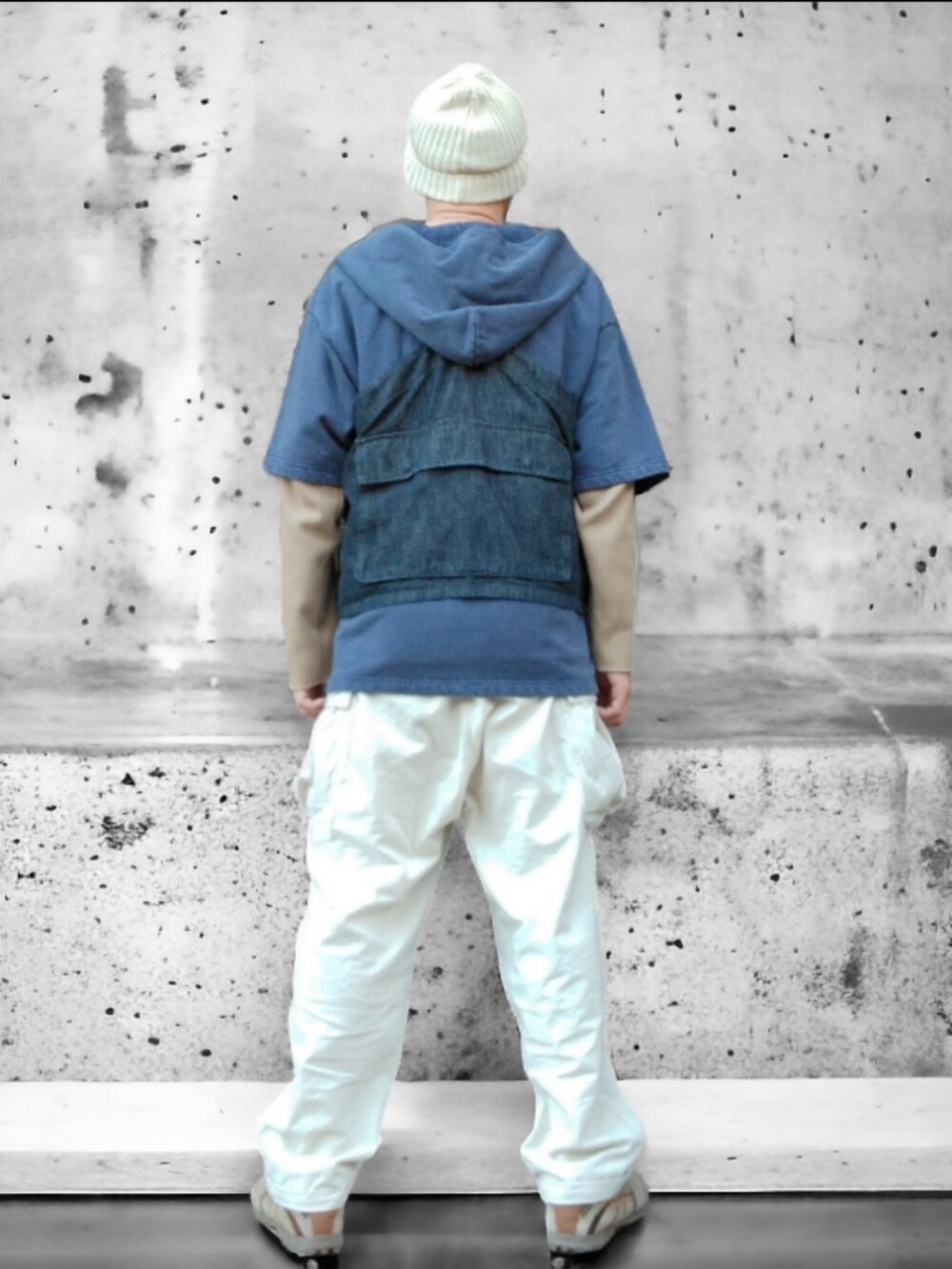 ホワイト系のカーゴパンツ、ベージュ系のスニーカー、ブルー系のベストを着用したメンズの春コーディネートの5枚目の写真